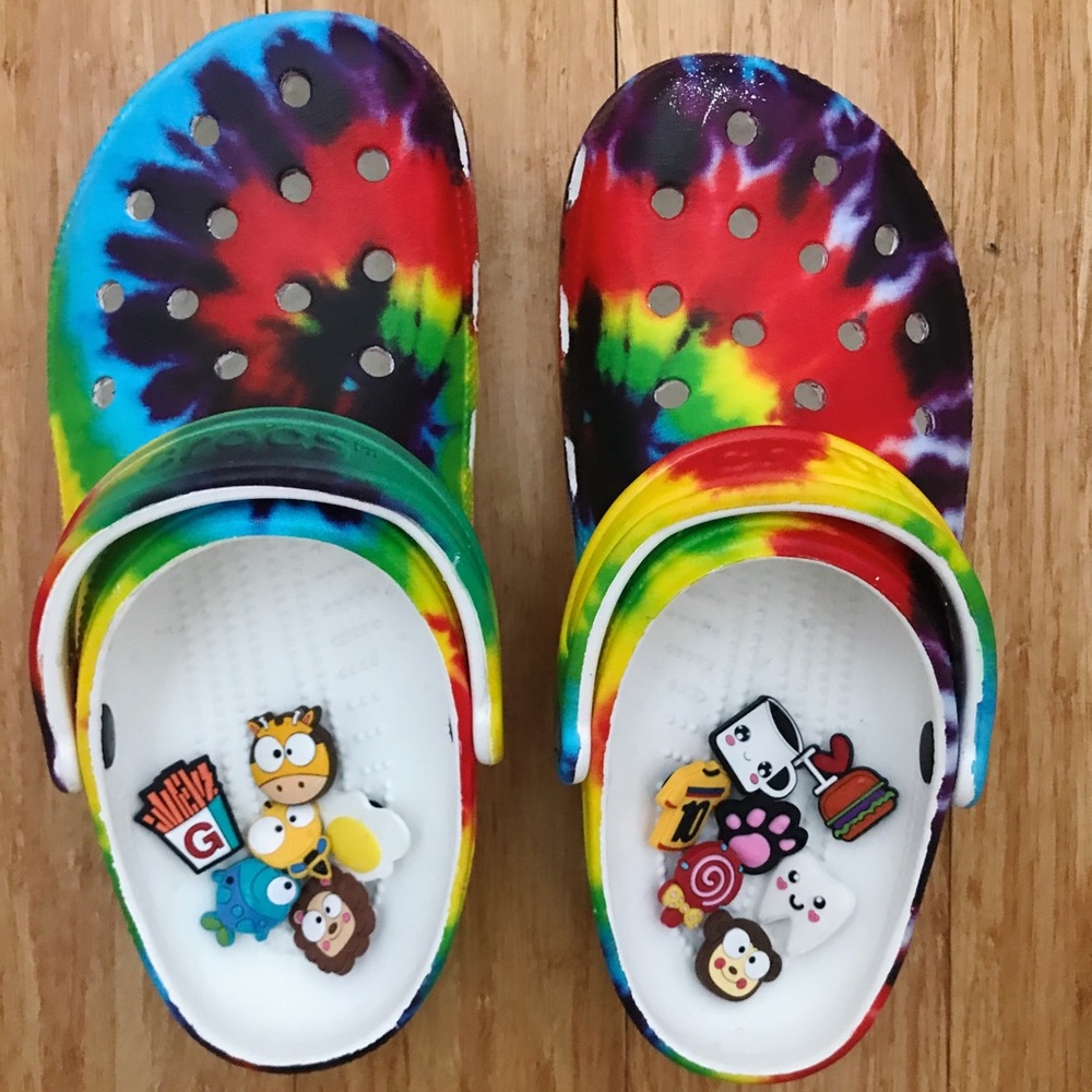 Tye Dye Crocs W:8 M:6 PLUS JIBITS